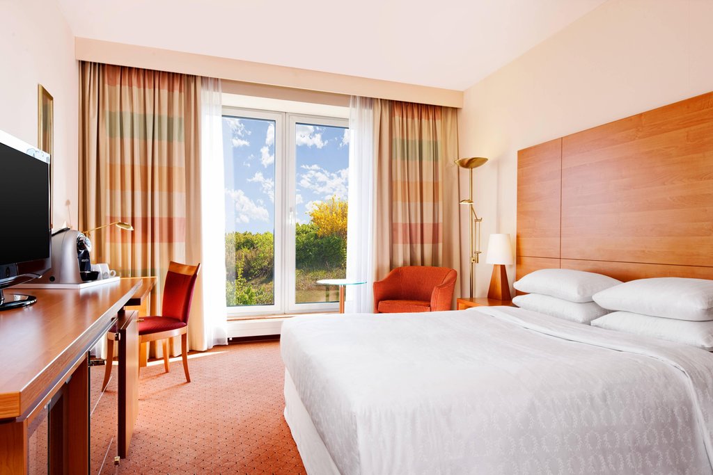 Sheraton Duesseldorf Airport Hotel - Tap to explore photos