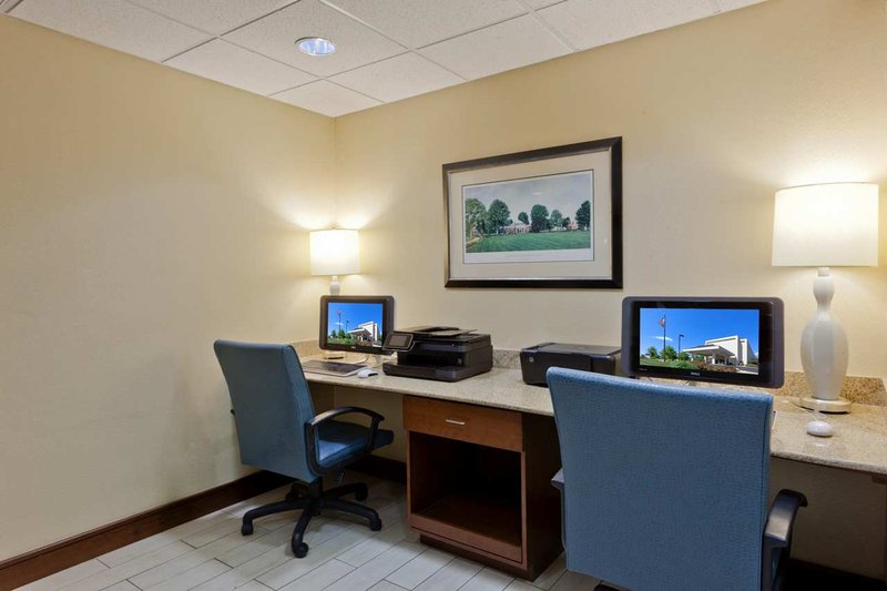 Hampton Inn Charlottesville - Charlottesville, VA