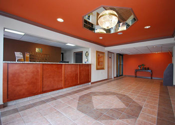 Quality Inn & Suites - Lobby