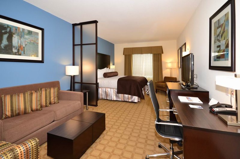 Best Western Plus-Lytle Inn - Lytle, TX