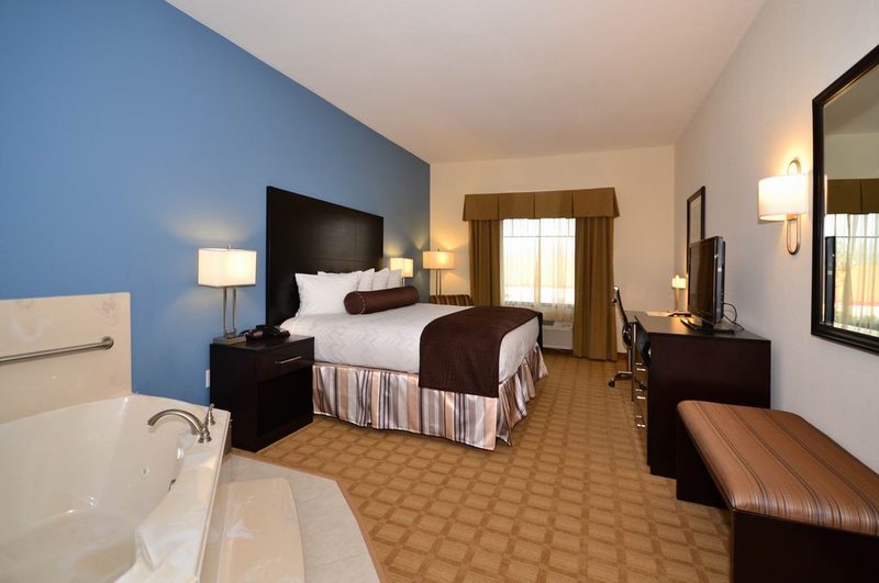 Best Western Plus-Lytle Inn - Lytle, TX