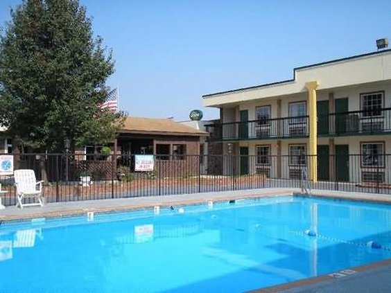 GuestHouse International Inn - Poplar Bluff, MO