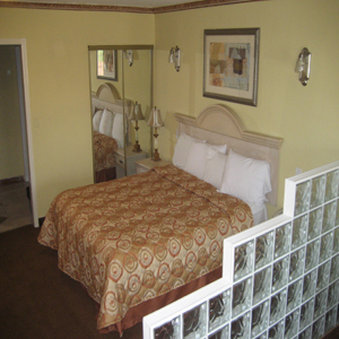 Glen Capri Inn & Suites - Glendale, CA