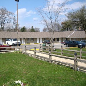 Crestview Inn & Suites - Cedar Lake, IN