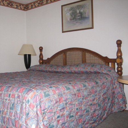 Crestview Inn & Suites - Cedar Lake, IN