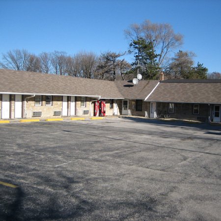 Crestview Inn & Suites - Cedar Lake, IN