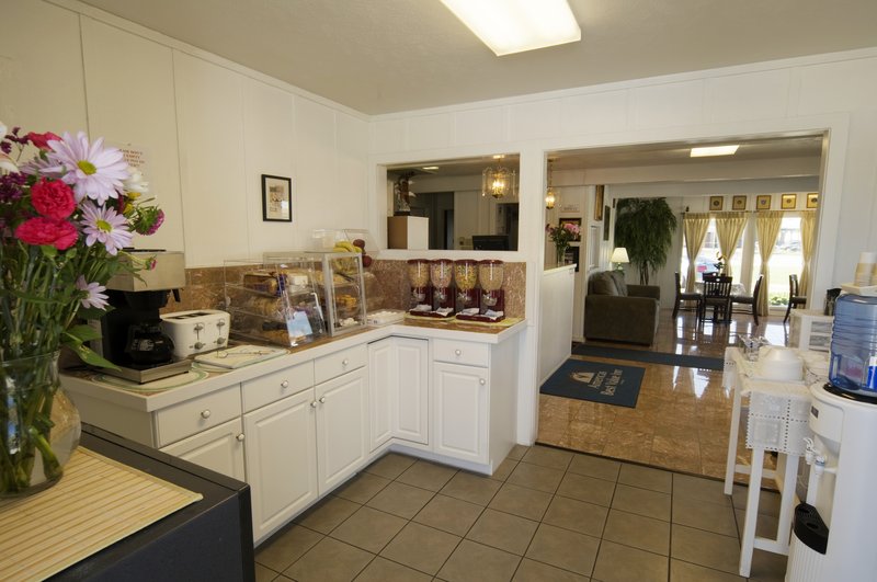 Americas Best Value Inn - Salina, KS