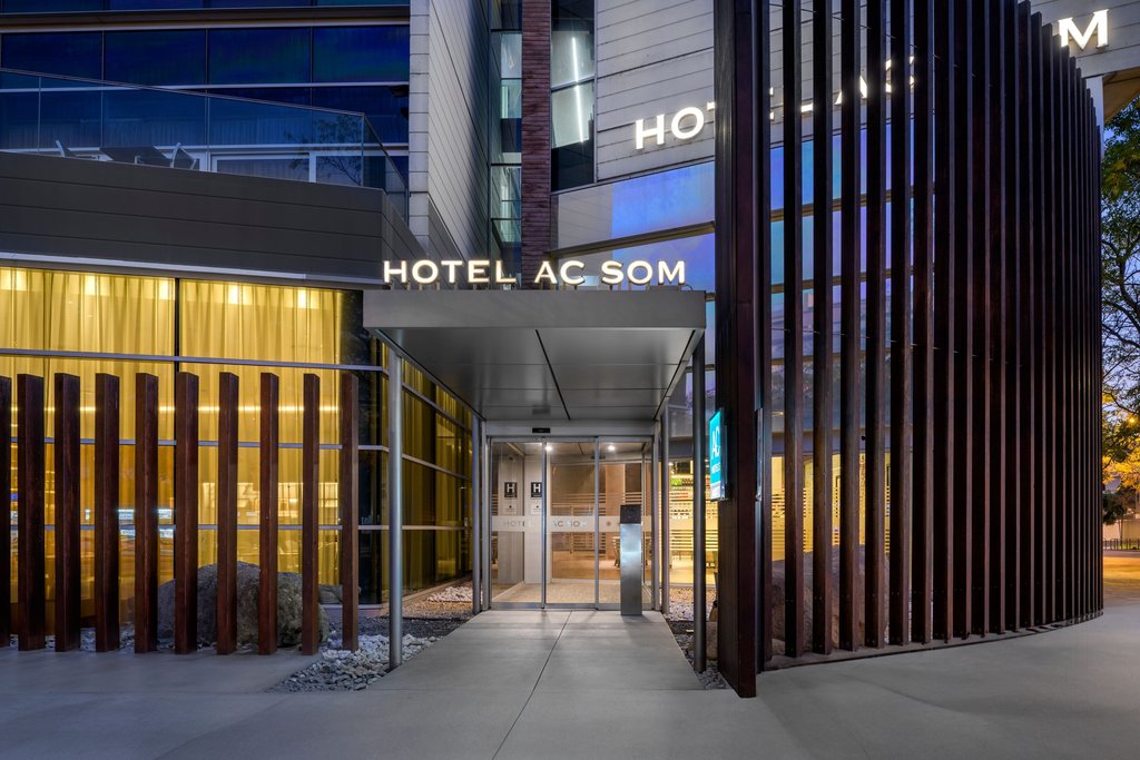 AC Hotel Som by Marriott - Tap to explore photos