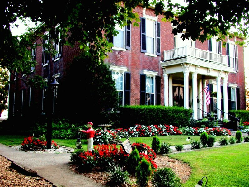 1851 Historic Maple Hill Manor Bed & Breakfast - Springfield, KY