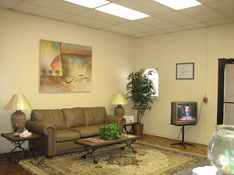 Spanish Trails Inn - Lancaster, TX