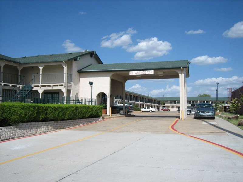 Spanish Trails Inn - Lancaster, TX