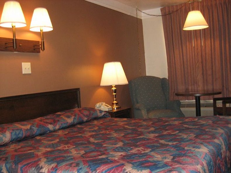 Spanish Trails Inn - Lancaster, TX