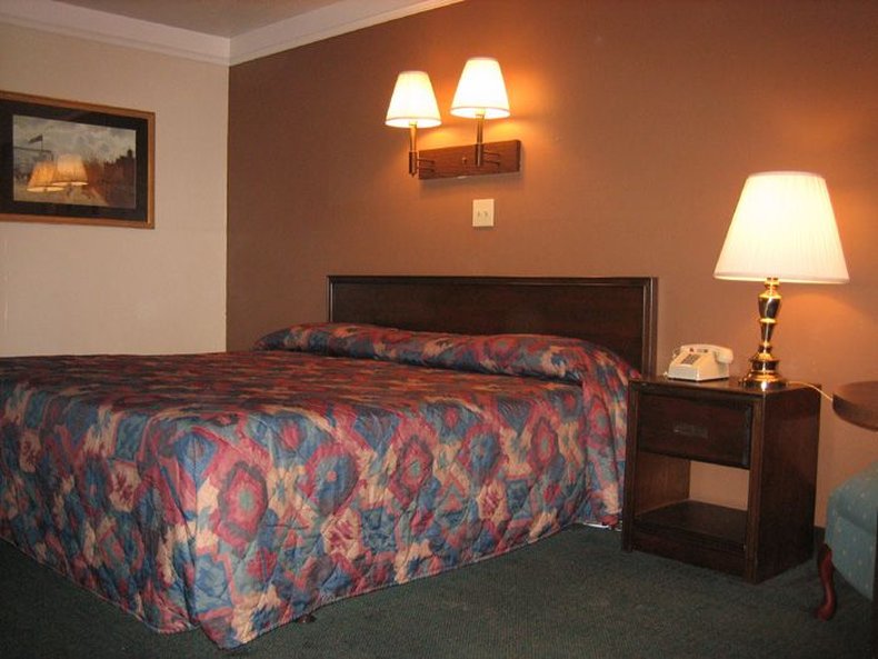 Spanish Trails Inn - Lancaster, TX
