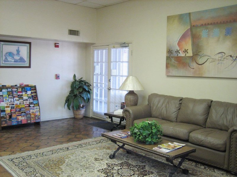 Spanish Trails Inn - Lancaster, TX