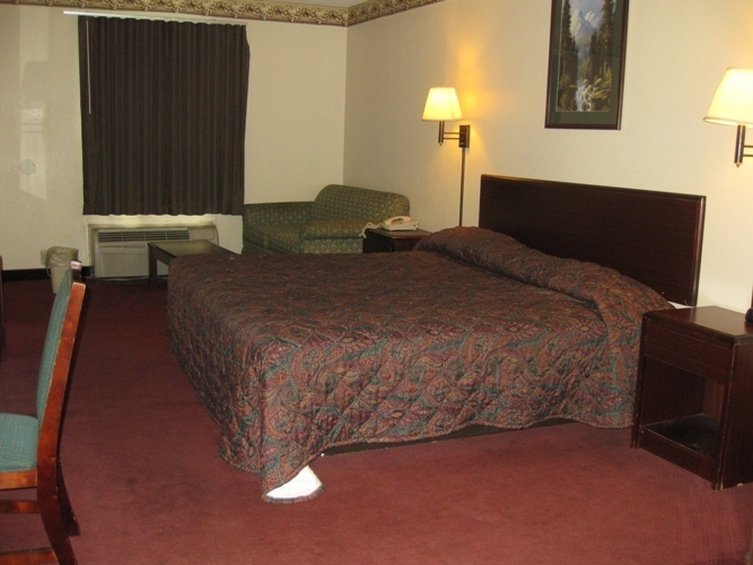 Country Hearth Inn - Decatur, GA