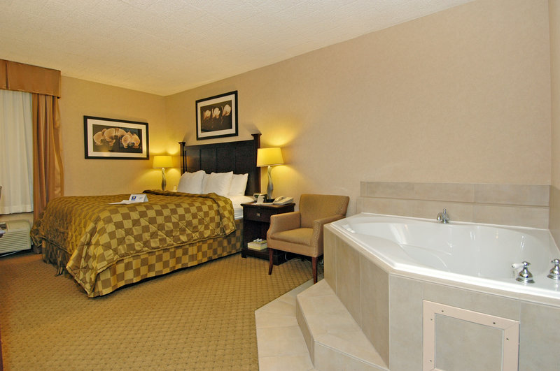 Comfort Inn & Suites Paramus - Paramus, NJ