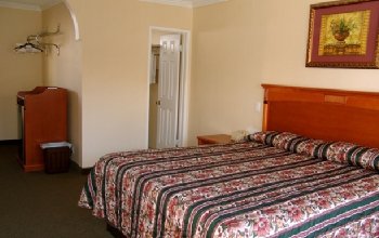 Bevonshire Lodge Motel - Room