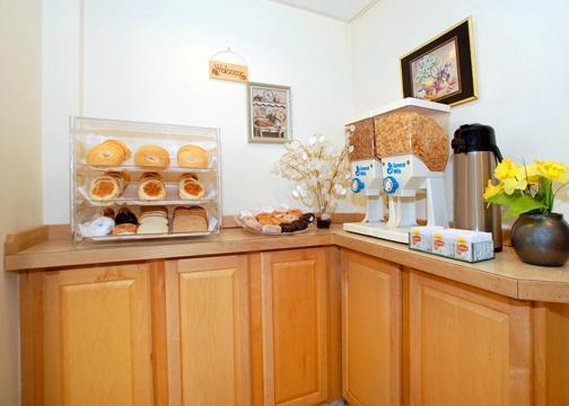 Econo Lodge Inn & Suites - Binghamton, NY