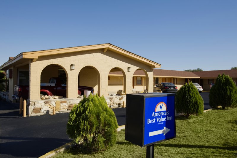 Americas Best Value Inn & Suites-Seguin - Seguin, TX