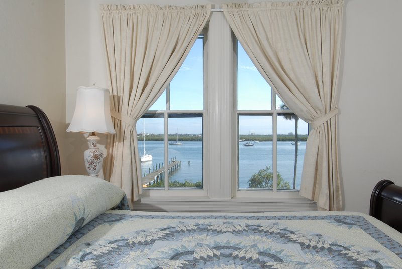 Night Swan Intracoastal B & B - New Smyrna Beach, FL