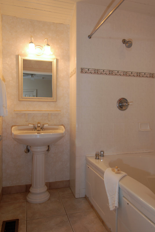 Night Swan Intracoastal B & B - New Smyrna Beach, FL