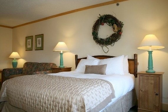 Flat Creek Inn & Suites - Hayward, WI