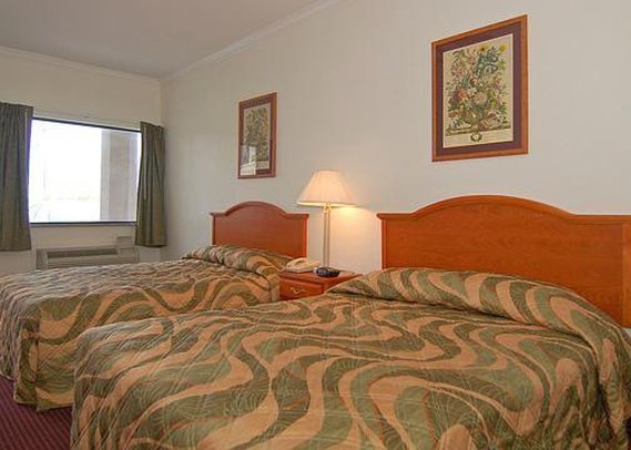 Econo Lodge & Suites