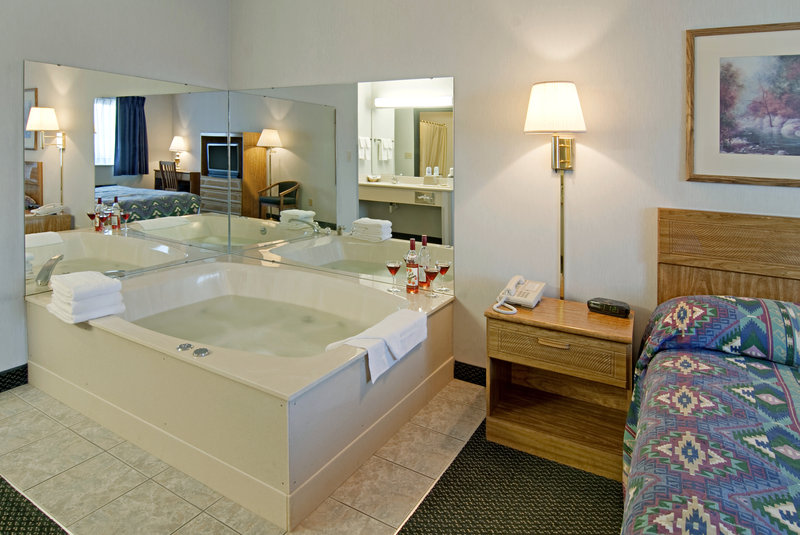 Americas Best Value Inn-Tahquamenon Country - Newberry, MI