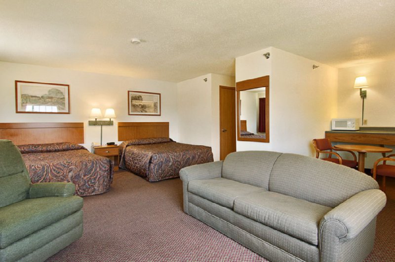 Wamego Inn & Suites - Wamego, KS