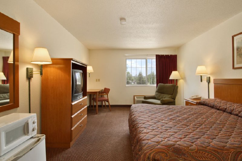 Wamego Inn & Suites - Wamego, KS