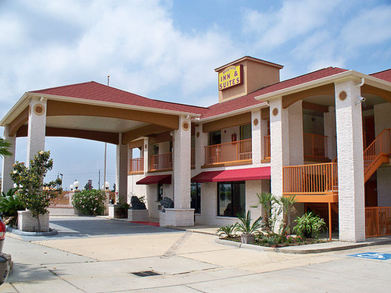 Magnolia Inn and Suites - Magnolia, TX
