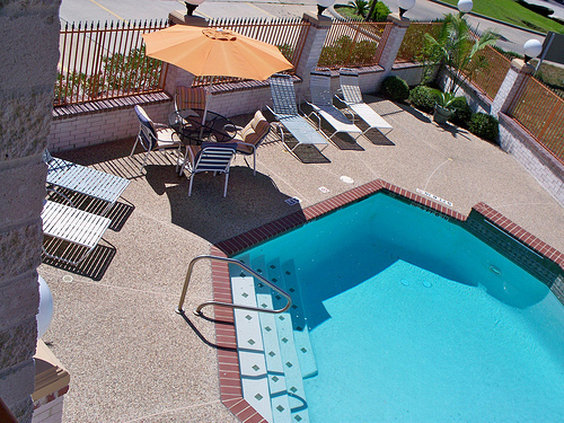 Magnolia Inn and Suites - Magnolia, TX