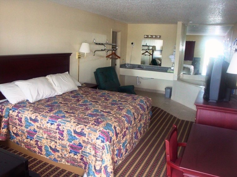 COUNTRY HEARTH INN - Saint Robert, MO