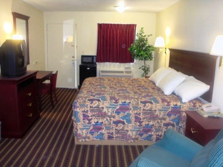 COUNTRY HEARTH INN - Saint Robert, MO