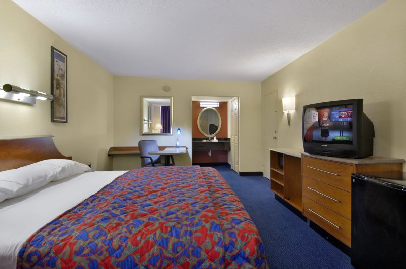 RED ROOF INN - Sandston, VA