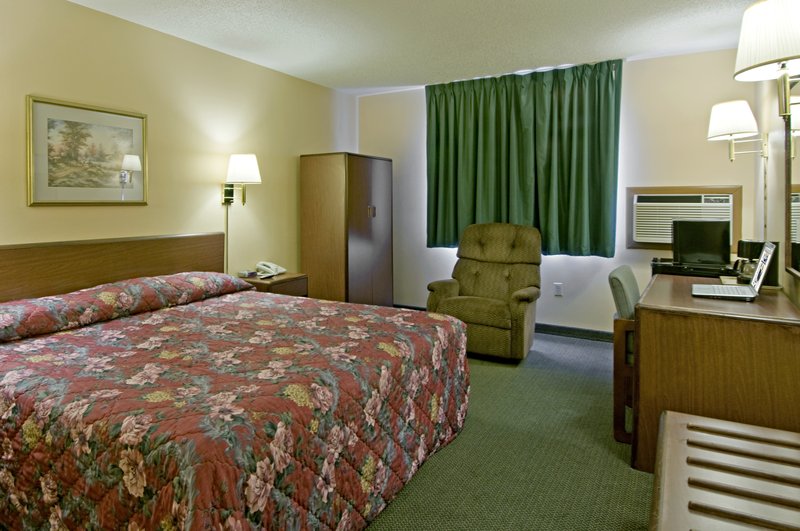 Americas Best Value Inn - Marshalltown, IA