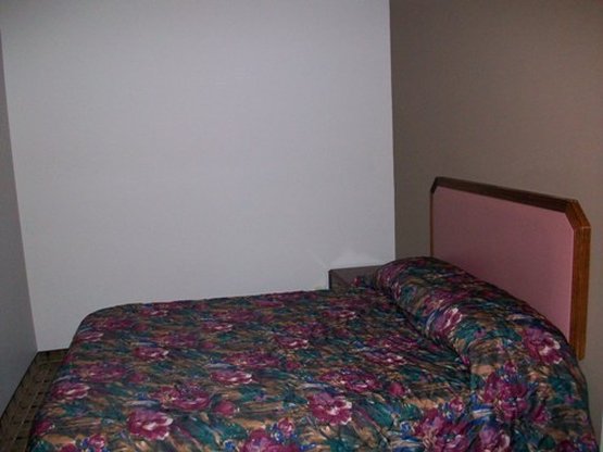 Economy Inn & Suites - Ashtabula, OH