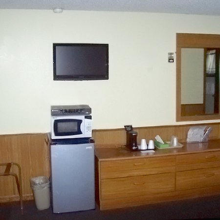 C & H Motel - El Dorado Springs, MO