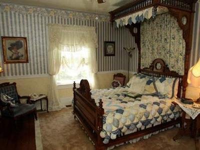 Dickey House Bed and Breakfast - Marshfield, MO