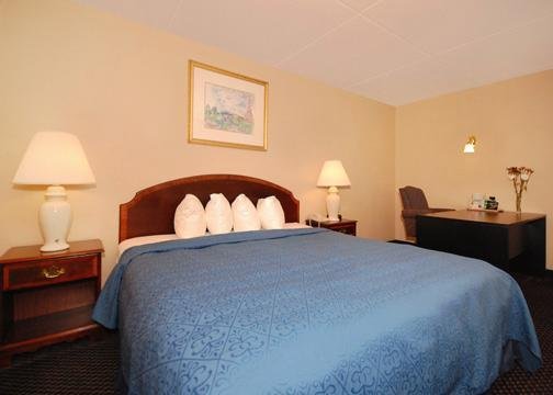Quality Inn & Suites - Waterloo, IA
