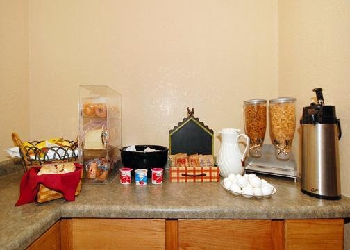 Quality Inn & Suites - Waterloo, IA