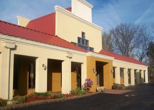 Econo Lodge Inn & Suites