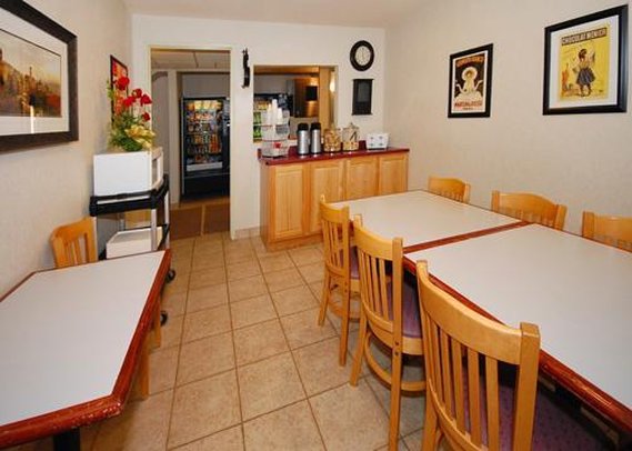 Econo Lodge Inn & Suites - Bad Axe, MI