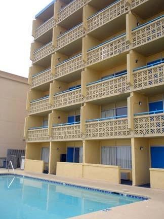 Econo Lodge Inn & Suites