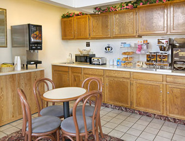 Super 8 By Wyndham Longmont/Twin Peaks - Longmont, CO