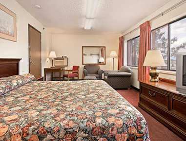Super 8 By Wyndham Longmont/Twin Peaks - Longmont, CO