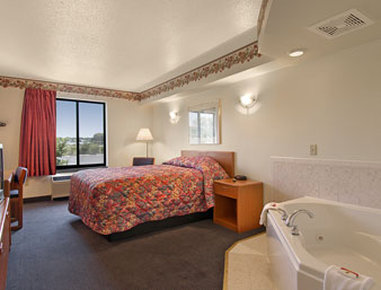 Super 8 Germantown Milwaukee - Germantown, WI