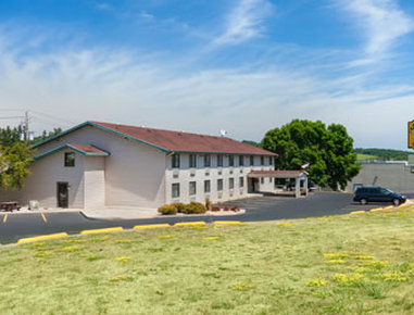 Super 8 Decorah - Decorah, IA