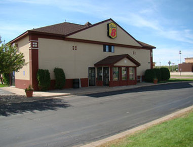Super 8 By Wyndham Fairmont - Fairmont, MN