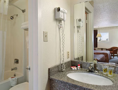 Super 8 Pleasanton - Pleasanton, TX